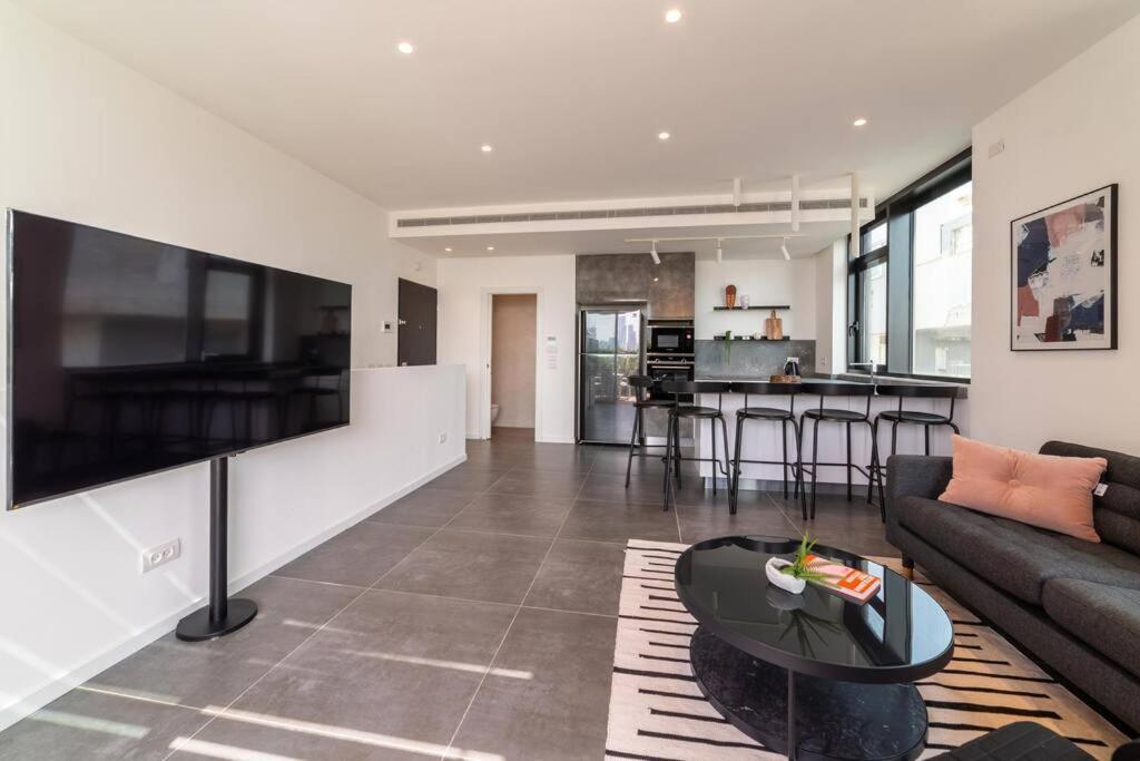 Amazing Penthouse On Gordon Beach 8 Guests เทลอาวีฟ ภายนอก รูปภาพ