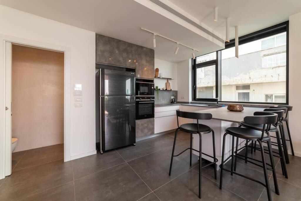 Amazing Penthouse On Gordon Beach 8 Guests เทลอาวีฟ ภายนอก รูปภาพ